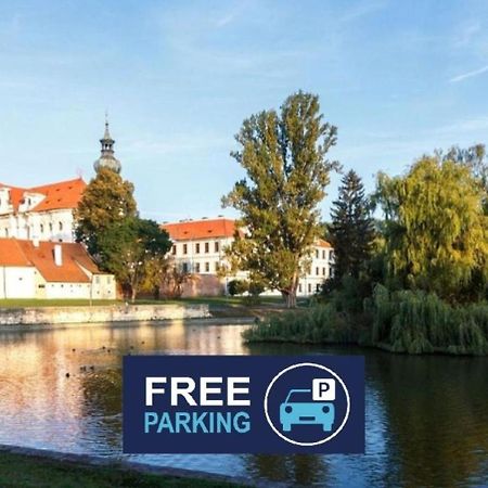 Adalbert Ecohotel Прага Екстериор снимка