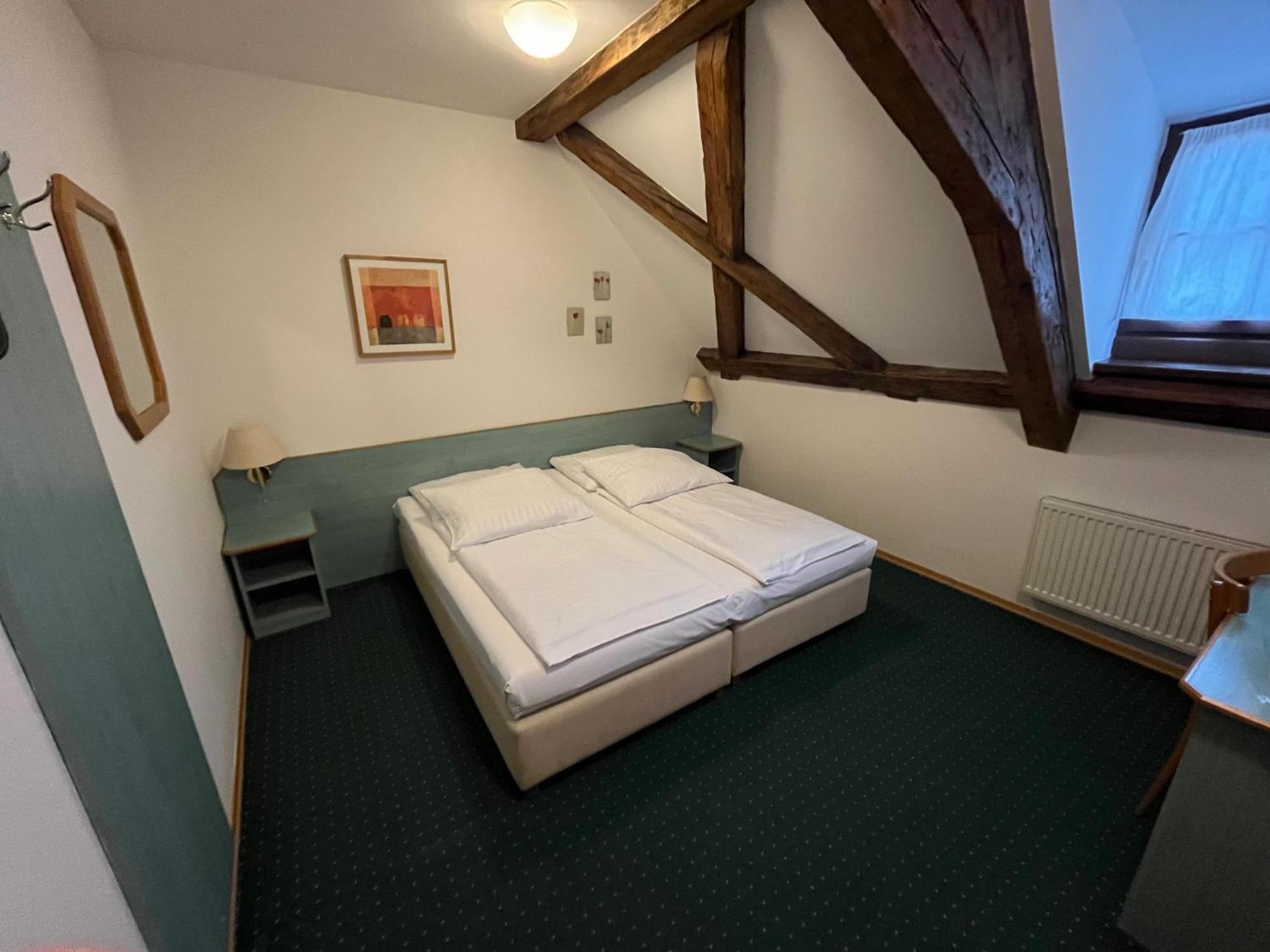 Adalbert Ecohotel Прага Стая снимка